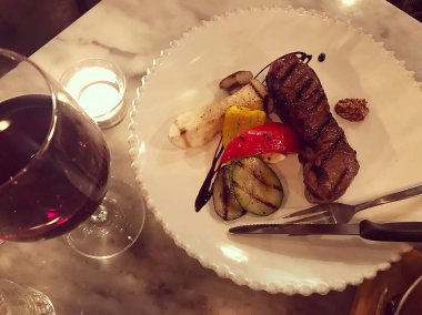 Sebze ve soslu ızgara et.