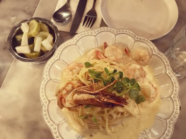 Karides ve sebzeli makarna.