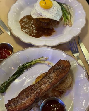 Patates ve soslu kızarmış tavuk.