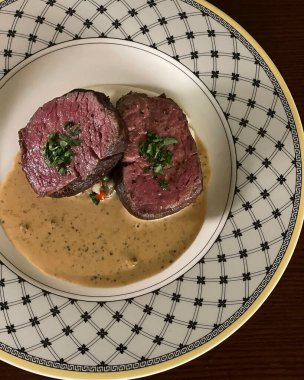 Baharatlı ve otlu ızgara biftek