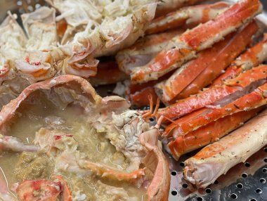 Buzlu taze yengeci kapat..