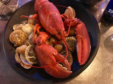 Masada taze deniz ürünleri var.