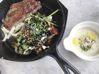 Tavada kızarmış domuz ve sarımsak.