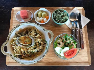 Lezzetli Asya yemeklerinin yakın görüntüsü