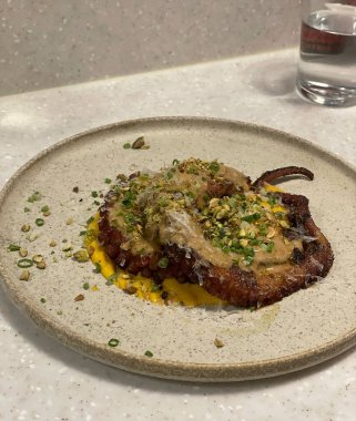 Sebze ve baharatlı ızgara somon.