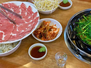 Sebze ve baharatlı biftek.