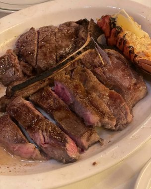 Baharatlı ve otlu ızgara biftek.