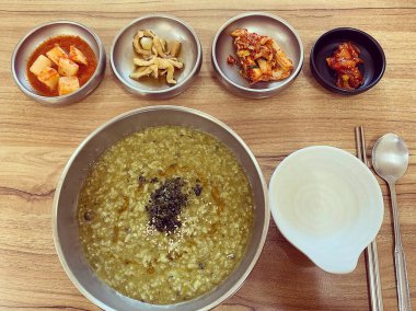 Geleneksel Kore yemek bulgisi, Kore çorbası.