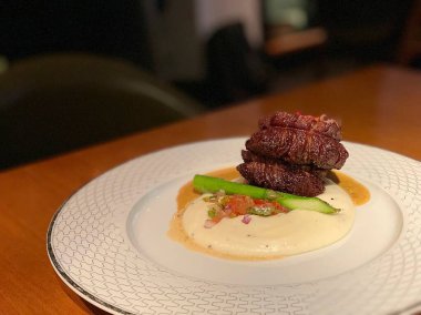 Patates ve sebzeli kızarmış tavuk.