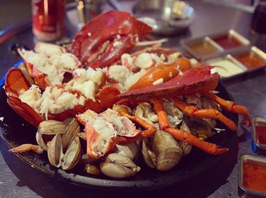 Baharatlı ve otlu taze istiridye.