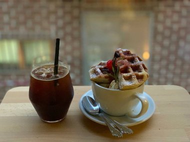 Waffle ile bir fincan kahve.