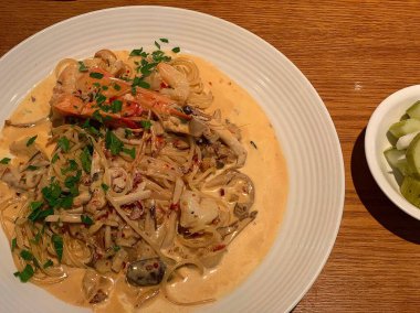 Spagetti karides ve sebze ile