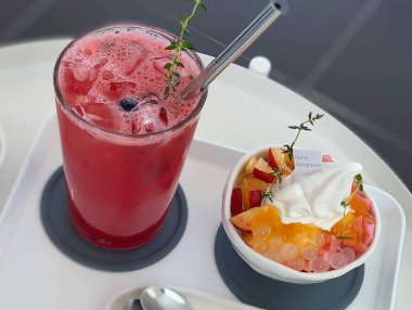 Böğürtlenli ve naneli dondurma.