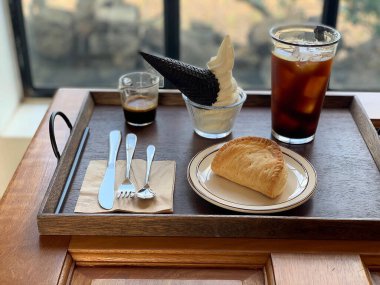 Bir fincan kahveyle kahvaltı.