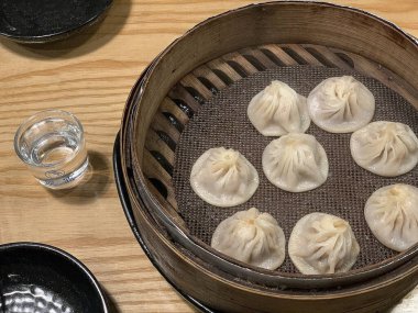 Lezzetli Asya yemeklerinin yakın görüntüsü