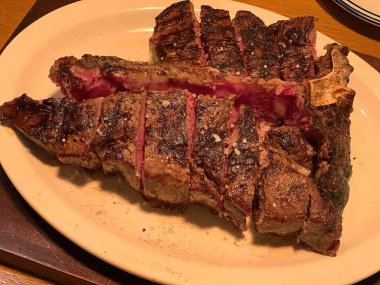 Baharatlı ızgara biftek.