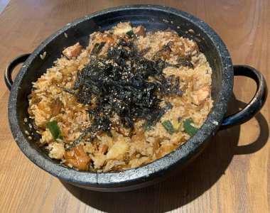 Kimçi ve susamlı Kore pilavı.