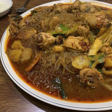 Asya mutfağı. Domuz etli ve tavuklu erişte. en üstteki görünüm.