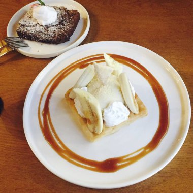 Bir fincan çayla lezzetli ve sağlıklı bir kahvaltı.