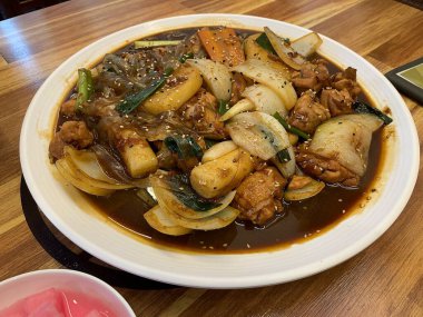 Sebze ve soslu kızarmış tavuk.