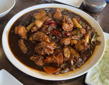 Lezzetli Asya yemeklerinin yakın görüntüsü