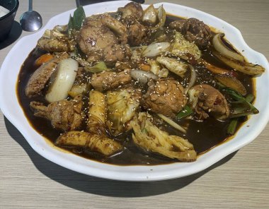 Sebze ve soslu kızarmış tavuk.