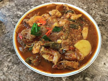 Sebzeli kızarmış tavuk ve erişte.