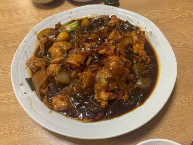 Lezzetli Asya yemeklerinin yakın görüntüsü