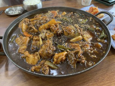 Sebzeli ve baharatlı kızarmış tavuk.