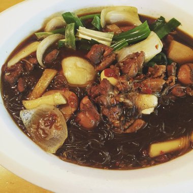 Domuz etli, sebzeli ve otlu Asya eriştesi.