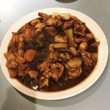 Kızarmış domuz eti, sarımsak ve sos.