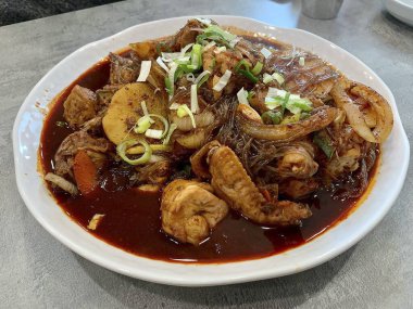 Deniz ürünleri ve sebze ile Asya erişte