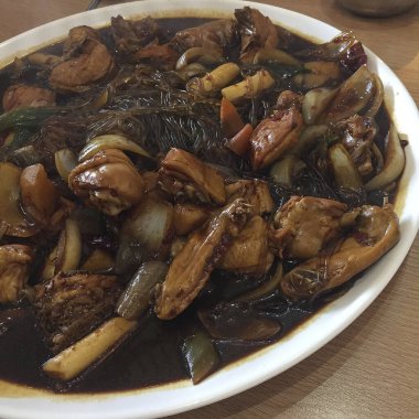 Tavuğu sebze ve baharatla kızart.