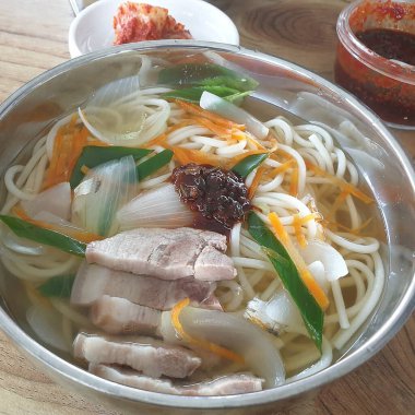 Kore çorbası, tavuk ve sebze, yakın plan.