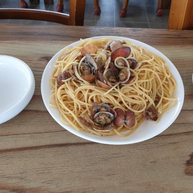 İstiridye ve deniz ürünleriyle spagetti.