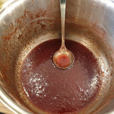 Bir kase sıcak çikolataya yaklaş.