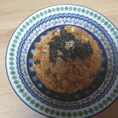 Siyah ve yeşil pirinçli Kore yemeği.