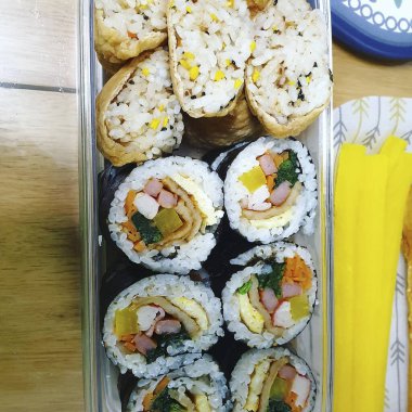 Somon, pirinç ve peynirli suşi.