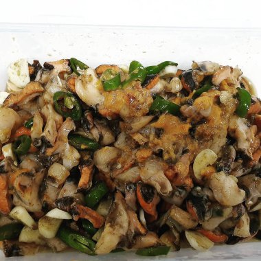 Kızarmış tavuğu sebze ve baharatla karıştır.