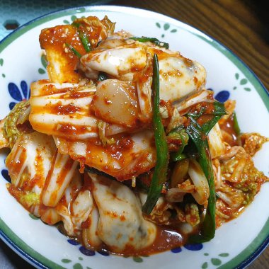 Sebze ve soslu kızarmış tavuk.