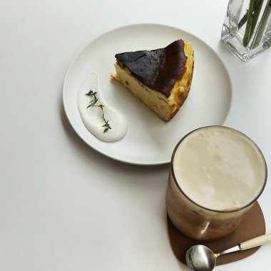 Beyaz arka planda çikolata ve kremalı kahve fincanı.