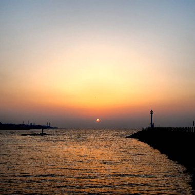 Denizin üzerinde güzel bir gün batımı