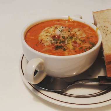 Somon, yumurta ve ekmekle sıcak çorba.