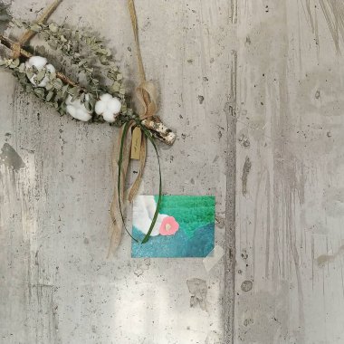 ahşap arka planda güzel çiçekler