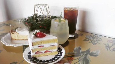 Meyveli kek ve masada çay.