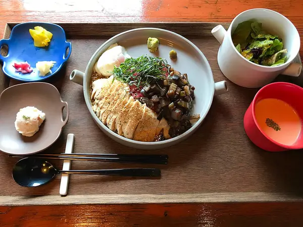 Lezzetli Asya yemeklerinin yakın görüntüsü