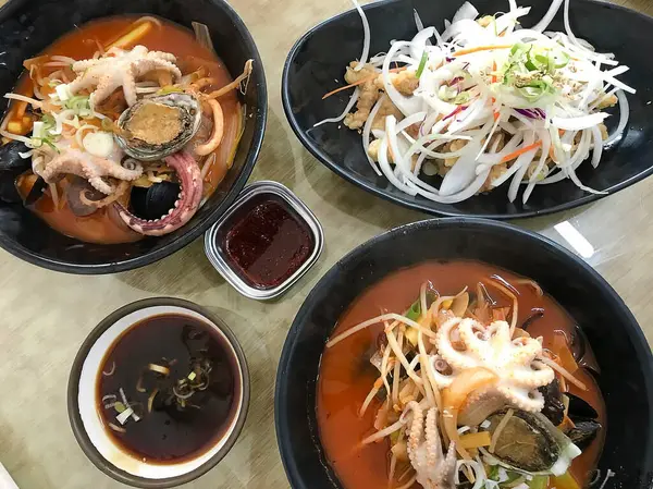 Lezzetli Asya yemeklerinin yakın görüntüsü