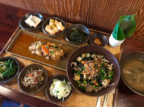 Geleneksel Kore yemekleri, kimchili pirinç eriştesi.