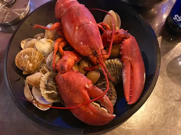 Masada taze deniz ürünleri var.