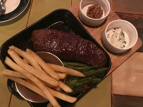 Sebze ve soslu kızarmış tavuk.